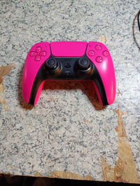 PlayStation DualSense V3 Nova Pink PS5 kontroler — neispravan, djelomično radi: lijeva analogna palica vibrira i zaglavljuje (stanje: vidi 2. sliku) 2