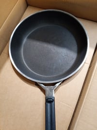 Rösle Silence Pro tava s ProResist neprianjajućim slojem, silikonskom ručkom, 28 cm, nehrđajući čelik 18/10, za indukciju, srebrna/crna 2