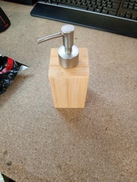 Bambusový dávkovač mydla Relaxdays, hranatý, ručná pumpa, 18 x 6,5 x 8 cm, 240 ml, dávkovač na telové mlieko, prírodná hnedá 2