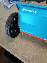 Gardena combisystem posipač, ručni posipač s kotačima, spremnik od 3 l, širina posipanja 40 cm, za combisystem dršku 3