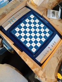 Elektronický šach Lexibook ChessLight LCG3000 s dotykovou plochou, svetelnými a zvukovými efektmi, 64 úrovňami obtiažnosti, 32 figúrkami, modrý/sivý 2