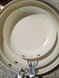 Set de 3 tigăi ceramice antiaderente Amazon Basics — pentru piese/dezmembrare: stare foarte uzată (stare: vezi a doua fotografie) 7