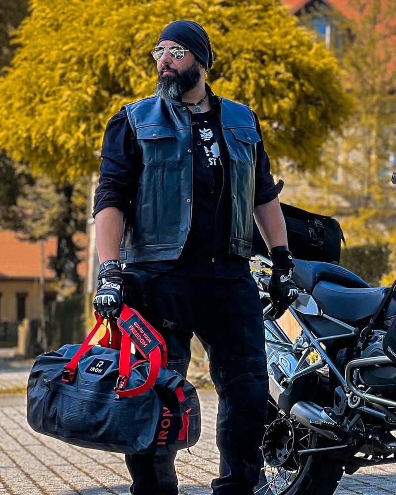 BORLENI Vízálló Motoros Hátsó Táska 30L - Univerzális Csomagtartó Táska Túrázáshoz, Kempingezéshez, Kerékpározáshoz, Fényvisszaverő Elemekke