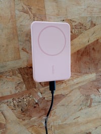 Belkin MagSafe kompatibilná magnetická powerbanka 5000 mAh, 7,5 W s bezdrôtovým nabíjacím stojanom, ružová - použitá, neúplné balenie 3