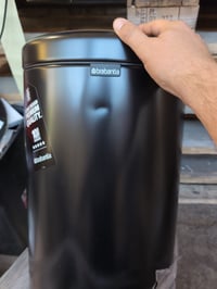 Brabantia NewIcon pedálos szemetes kuka 30 literes, matt fekete, acél külső és műanyag belső — kisebb horpadás (állapot: lásd a 2. képet) 2