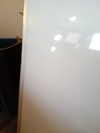 Amazon Basics magnetska bijela ploča s aluminijskim okvirom 120x90 cm – s držačem za olovke — udubljenja i nabori na ploči (stanje: vidi 2. sliku) 3