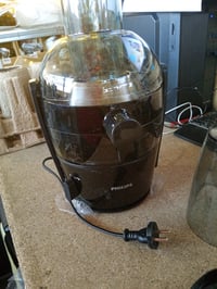 Centrifugalni sokovnik Philips Viva Collection, 800 W, spremnik od 2 litre, tehnologija QuickClean, crni, rabljeno 4