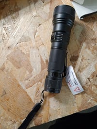 Taktické nabíjateľné LED svietidlo UltraFire UF2 s puzdrom a držiakom na opasok, 1500 lúmenov, 5 režimov, zoom — používané (stav: pozri 2. obrázok) 5