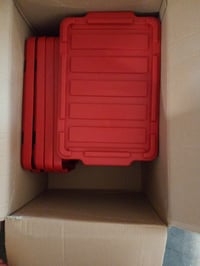 Plastový úložný box s vekom Iris Ohyama DDSKT-130, 12,5 l, červeno-čierny, stohovateľný, do garáže a na police, súprava 5 ks 4