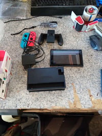 Nintendo Switch konzol neon kék és neon piros Joy-Con kontrollerrel, használt állapotú hibrid játékkonzol TV és hordozható módban 2