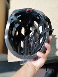 Cyklistická prilba Dunlop s LED zadným svetlom, čierna, veľkosť L (58-61 cm) — Chýba šilt a je poškriabaná (stav: pozri 2. obrázok) 4