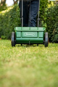 Rozmetadlo hnojív a osiva Fertiligène Scotts EvenGreen – rovnomerný rozptyl, 1 ks ručný rozmetávač do záhrady 2