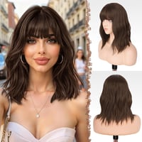 Perucă sintetică FESHFEN tip bob scurt ondulat, șaten mixt, cu breton, pentru femei, 35 cm, pentru utilizare zilnică, petreceri, cosplay 1