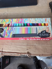 STABILO BOSS Original szövegkiemelő készlet asztali szett vegyes színek 8 fluo + 8 pasztell + 6 nature + 1 fekete marker tartóval — 22 db-os szett 6
