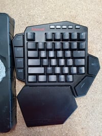 Jednoručná mechanická herná klávesnica Redragon K585 DITI s RGB podsvietením, červené spínače, 42 klávesov, 7 makro tlačidiel, odnímateľná opierka zápästia 2