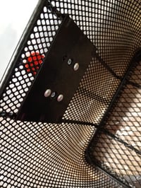 Držiak na riadidlá pre elektrobicykel Fischer – chýba 1 zo 4 skrutiek na rýchloupínacom držiaku a košíku (stav: pozri 2. obrázok) 2
