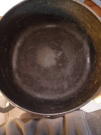 Cratiță din fontă Amazon Basics cu capac, 6,62 l, negru, cu două mânere, pentru coacere, grătar și înăbușire, stare utilizată 3