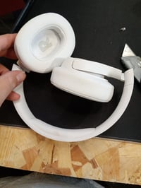 JBL Tune 720BT Bluetooth slušalice bijele, JBL Pure — neispravne, za dijelove: jedan zvučnik ne radi, drugi krči (stanje: vidi 2. sliku) 3
