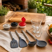 Kuchynský štartovací balíček: 3x korenička + 2x varecha + naberačka a dierkovaná lyžica + doska + 3x odmerka 1