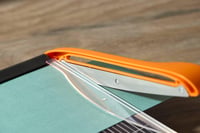 Páková rezačka papiera Fiskars 1077982, A5 na výšku / A4 na šírku, samoostriaca čepeľ, ochrana prstov 10
