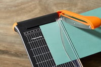 Páková rezačka papiera Fiskars 1077982, A5 na výšku / A4 na šírku, samoostriaca čepeľ, ochrana prstov 9