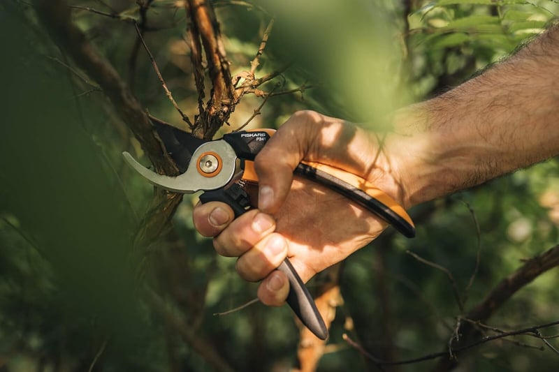 Fiskars Bypass Metszőolló L P341 Friss Ágakhoz Rozsdamentes Acél 20,5cm - Bypass - P341
