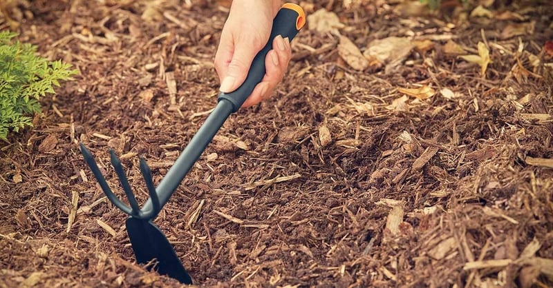 Fiskars Ergo kombinált kapa 30,5 cm rozsdamentes acél fejjel és ergonomikus nyéllel - Combination hoe