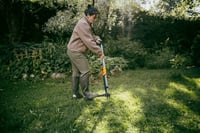 Fiskars Ergonomic izvlači korov 1082708 | Dugačka drška, 4 kraka od nehrđajućeg čelika, ergonomska drška, sustav za izbacivanje, crna/narančasta 6