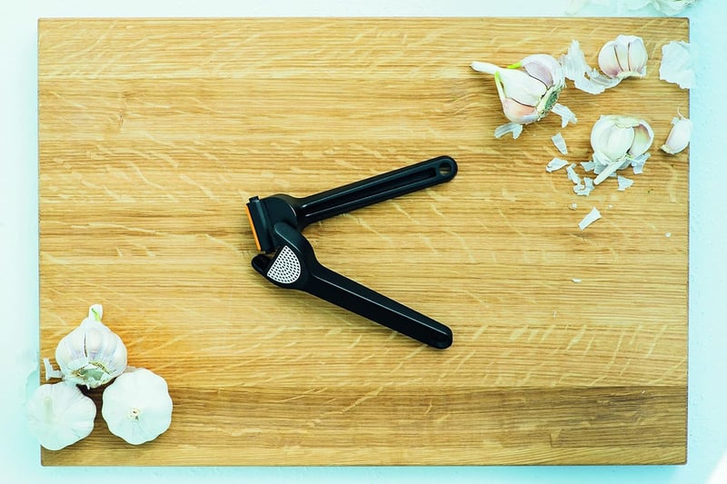 Fiskars Fokhagyma préselt 16cm-es összecsukható rács betéttel és kaparóval - garlic press