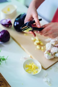 Fiskars Fokhagyma préselt 16cm-es összecsukható rács betéttel és kaparóval - garlic press 4