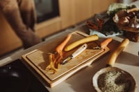Fiskars Folken rozsdamentes acél gyümölcs- és zöldséghámlózó fa nyéllel 3