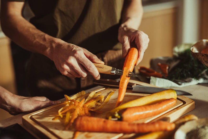Fiskars Folken rozsdamentes acél gyümölcs- és zöldséghámlózó fa nyéllel