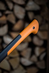 Štiepacia sekera Fiskars X17 s chráničom čepele, veľkosť M, 60 cm násada, na štiepanie palivového dreva 9