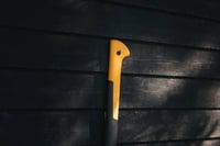 Štiepacia sekera Fiskars s chráničom ostria a prepravnou poistkou, 96 cm, na lesné práce a prípravu palivového dreva 8
