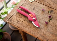 Fiskars Inspiration Ruby P26 škare za obrezivanje svježih grana, 20 cm, ugljični čelik, premaz protiv prianjanja, ružičasto/narančaste, 1003657 4