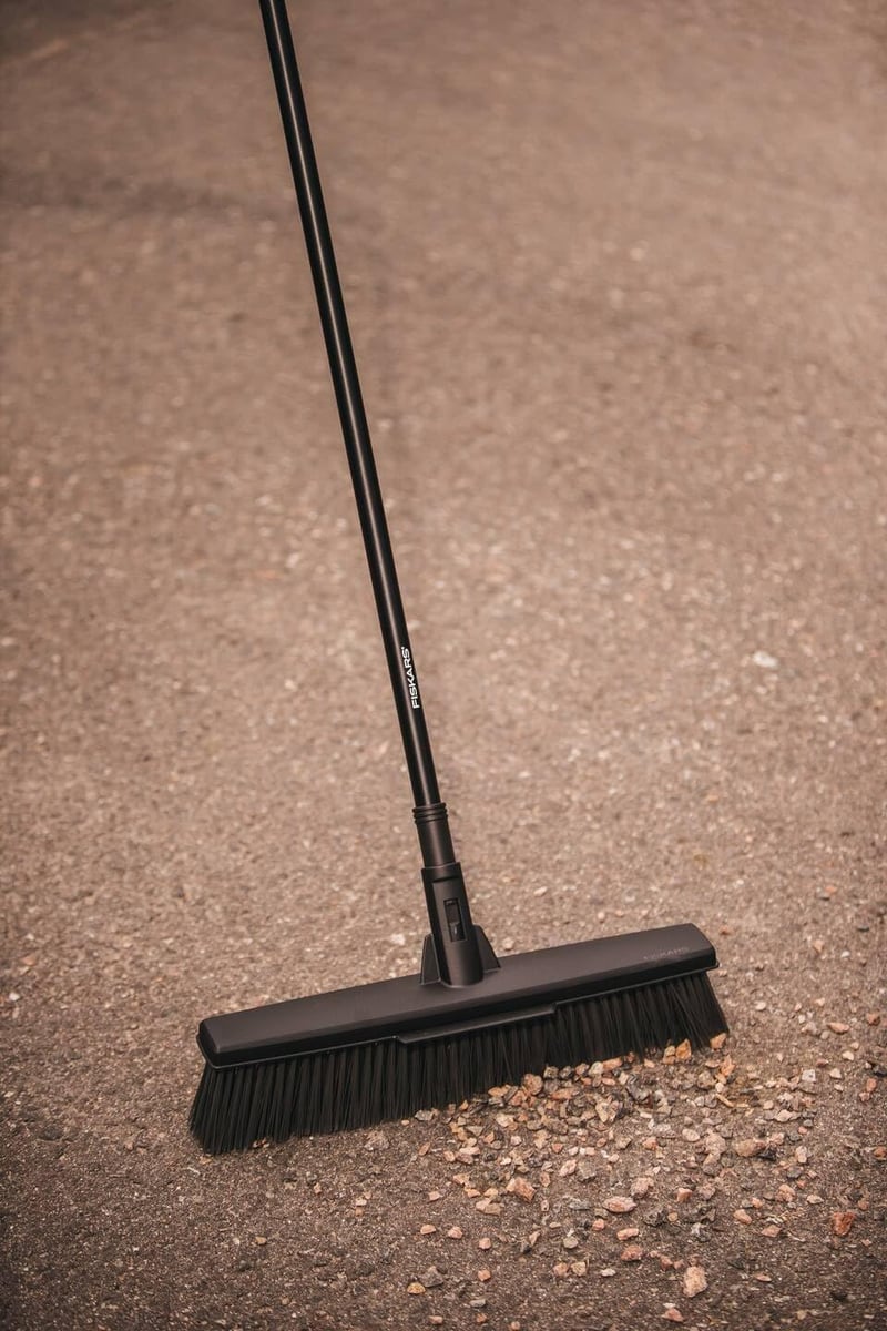 Fiskars Kültéri Kemény Seprű 480mm Fekete - 480 mm / L, Multipurpose Broom Head L