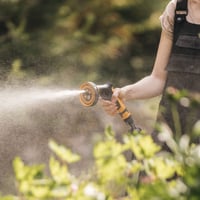 Fiskars višenamjenski pištolj za prskanje s 5 funkcija, podesiv protok vode, SoftGrip, crno/narančasta 5