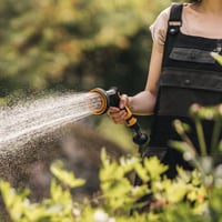 Fiskars višenamjenski pištolj za prskanje s 5 funkcija, podesiv protok vode, SoftGrip, crno/narančasta 4