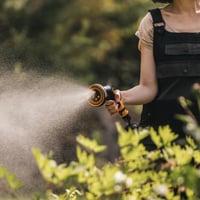 Fiskars višenamjenski pištolj za prskanje s 5 funkcija, podesiv protok vode, SoftGrip, crno/narančasta 10