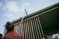 Fiskars OneClick hlavica na čistenie odkvapov so škrabkou a kefou, nastaviteľný uhol, čierna/oranžová, 1080698 3