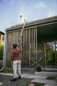 Fiskars OneClick hlavica na čistenie odkvapov so škrabkou a kefou, nastaviteľný uhol, čierna/oranžová, 1080698 5