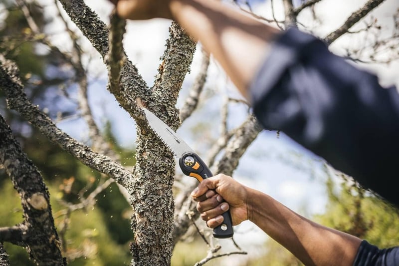 Fiskars Plus Összecsukható Fűrész 21cm Vastagabb Ágakhoz Fekete/Narancs - saw (20 cm blade)