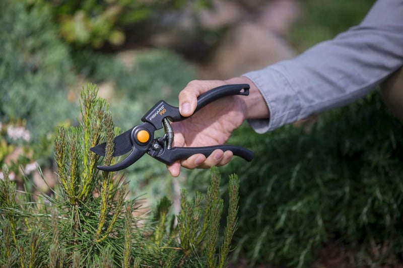 Fiskars Professzionális Bypass Kerti Olló Teflonbevonatú Pengével - Pro P90
