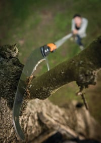 Fiskars QuikFit 1000691 Píla na konáre 55 cm, čepeľ z kalenej ocele, čierna/oranžová, na rezanie vzdialených konárov 3
