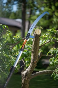 Fiskars QuikFit 1000691 Píla na konáre 55 cm, čepeľ z kalenej ocele, čierna/oranžová, na rezanie vzdialených konárov 10