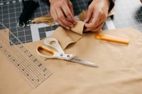 Fiskars Amplify RazorEdge krojačke škare 21 cm, oštrica od nehrđajućeg čelika, bijelo-narančasta drška — Na oštrici (stanje: vidi 2. sliku) 11