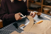 Fiskars Amplify RazorEdge krojačke škare 21 cm, oštrica od nehrđajućeg čelika, bijelo-narančasta drška — Na oštrici (stanje: vidi 2. sliku) 12