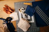 Fiskars Amplify RazorEdge krojačke škare 21 cm, oštrica od nehrđajućeg čelika, bijelo-narančasta drška — Na oštrici (stanje: vidi 2. sliku) 8