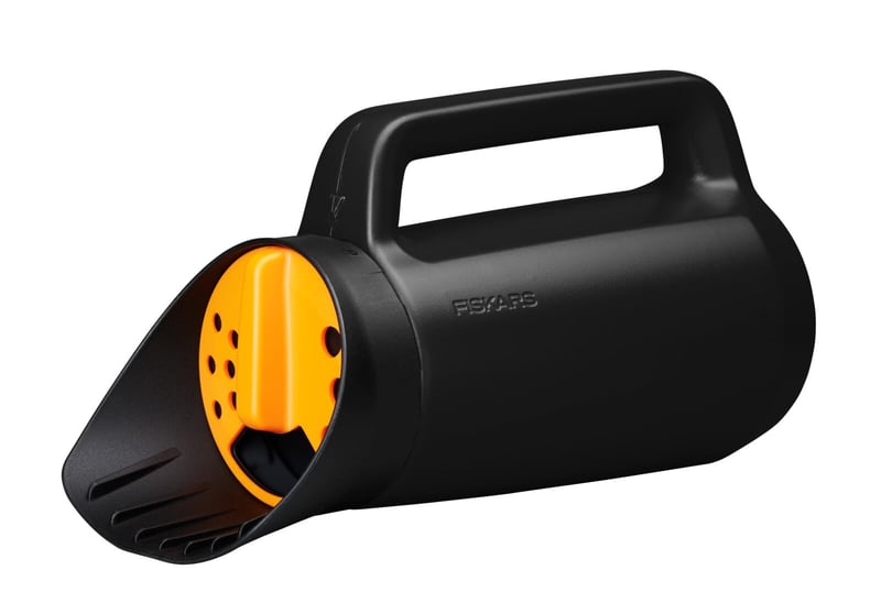 Ručný rozmetávač Fiskars Solid – 30 cm, čierno-oranžový