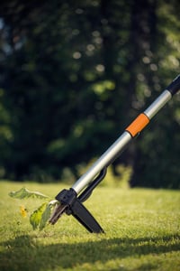 Fiskars Teleskopický vytrhávač buriny, nastaviteľná dĺžka 1 – 1,19 m, záhradný nástroj na odstraňovanie buriny 10